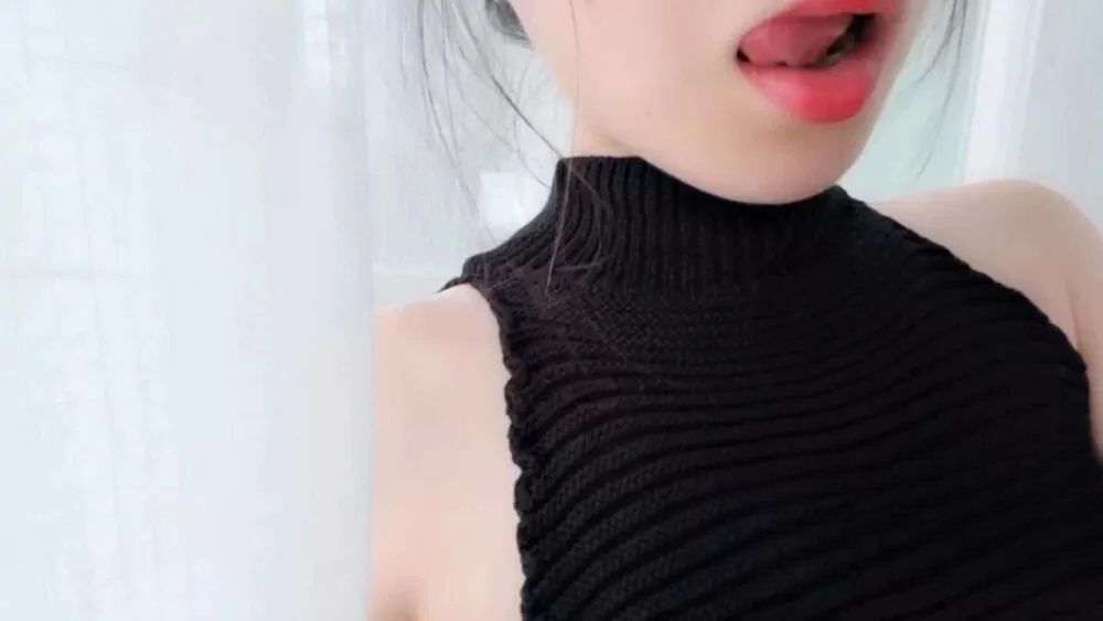 极品网红少女隔壁小姐姐之高领露背毛衣欧尼酱杀